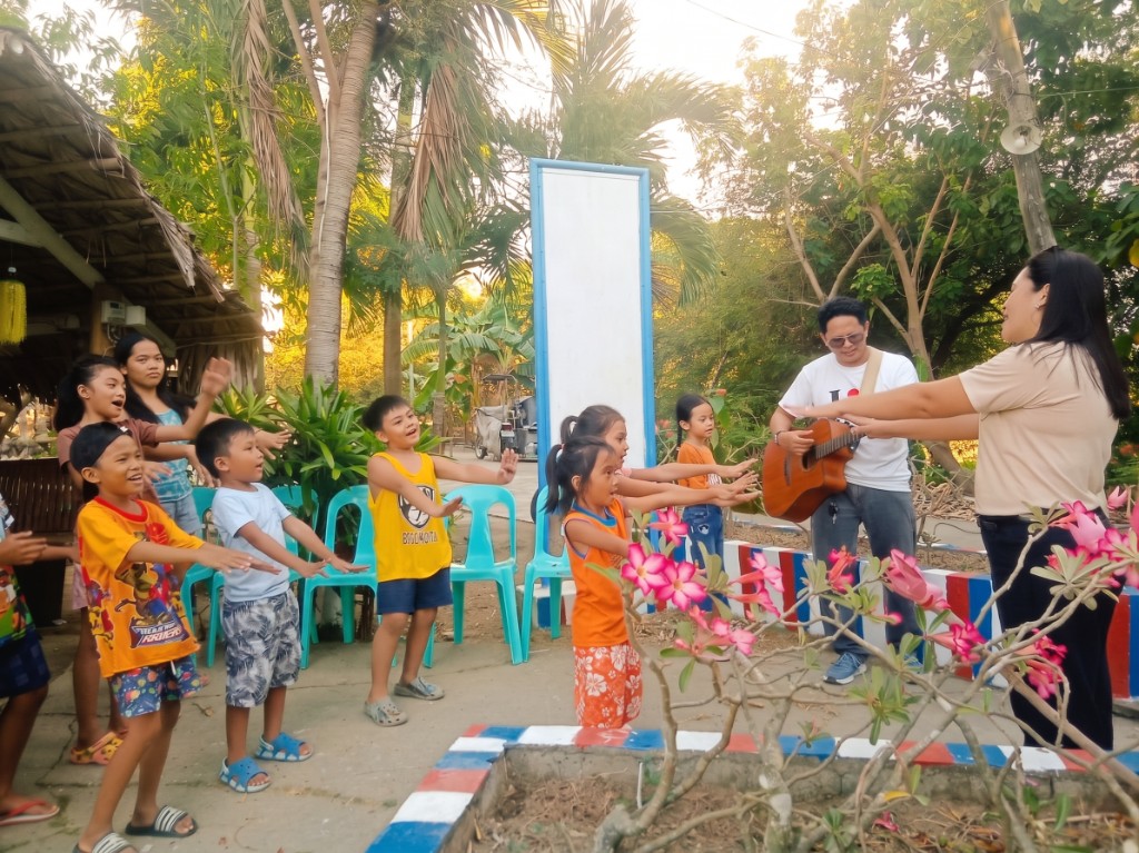 Children and neighbors gathered outdoors for a community activity in Sitio Pammalian